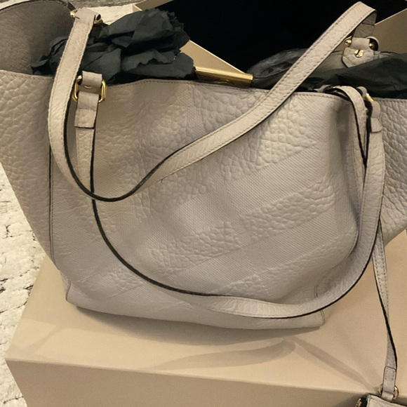 AUTHENTIC  BURBERRY  MEDIUM CANTERBURY  TOTE BAG IN LIGHT GRAYISH TAUPE - Picture 4 of 14